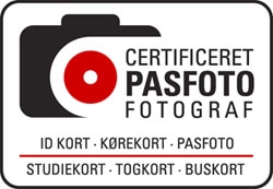 Foto af kamera med teksten: Certificeret pasfoto fotografer, ID.Kort - Kørekort - Pasfoto - Studiekort - Togkort - Buskort