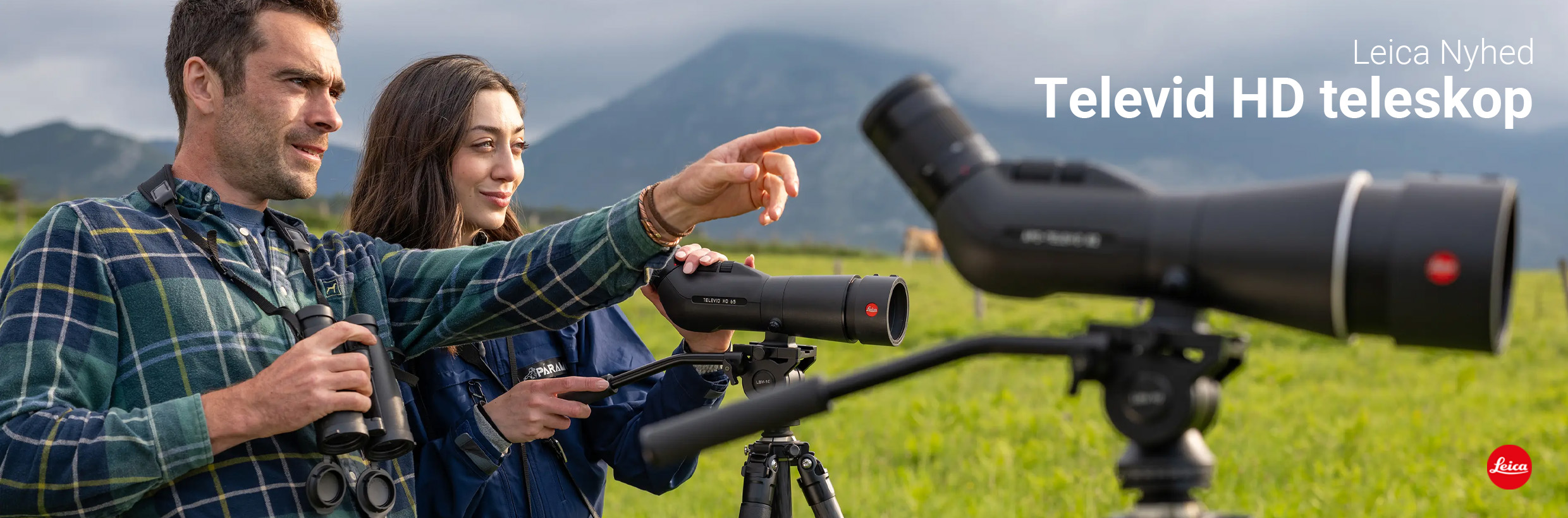 Et par står med hver deres Teleskop fra Leica